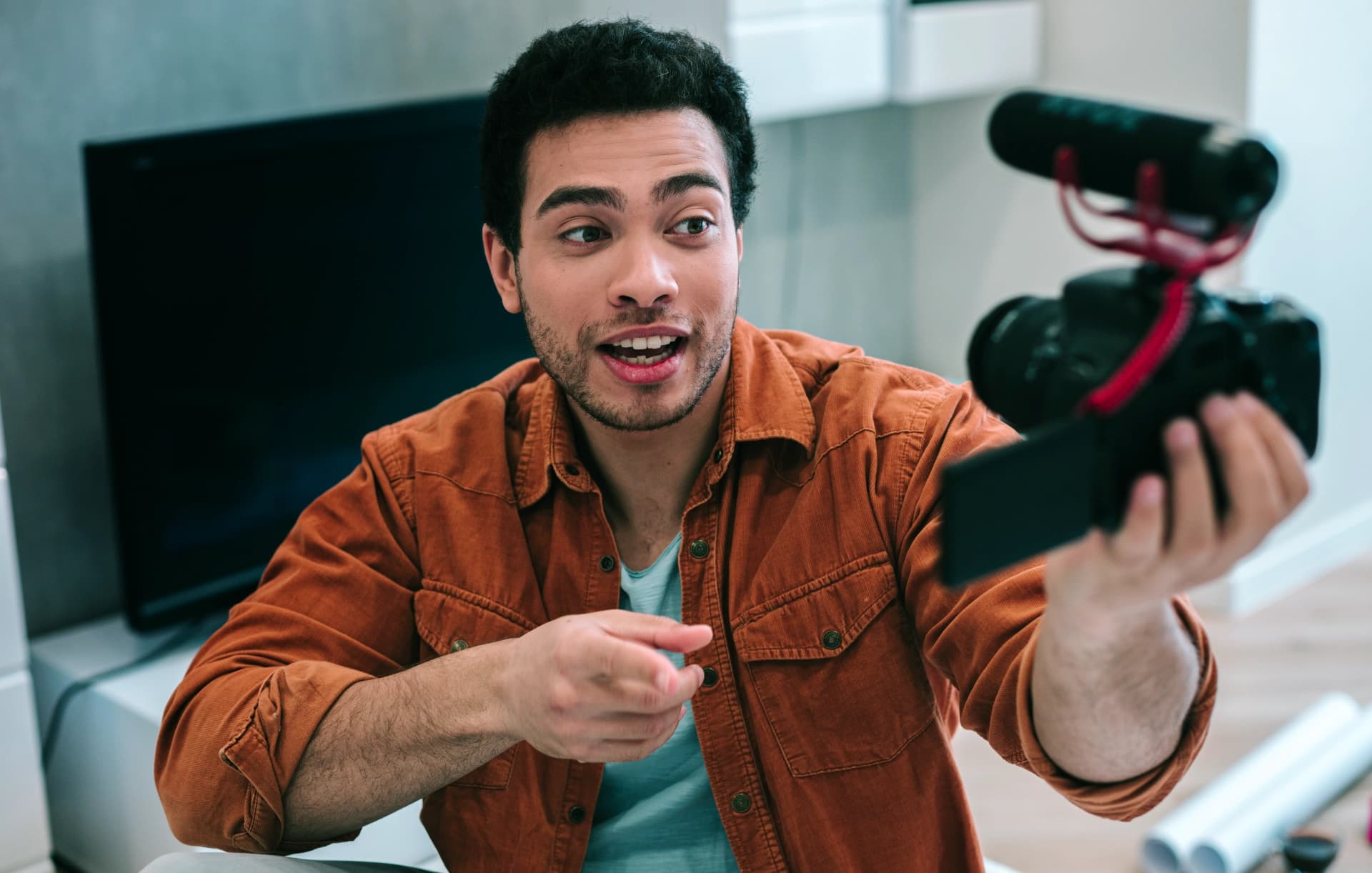 Créateurs vidéo en train de travailler